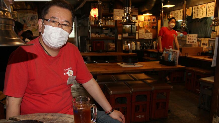 「ホルモン焼き いくどん」赤羽店の店長、倉持正志さん（左、筆者撮影）この記事の画像を見る(◯枚)