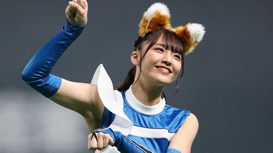 ファイターズガールのきつねダンス（写真：時事）