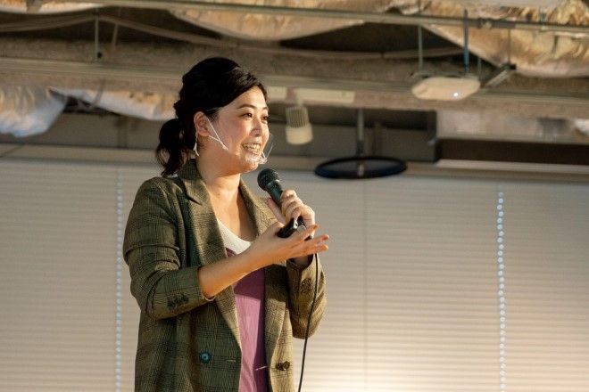 アダストリアのマーケティング本部・坂野世里奈さん。アパレルの販売員や大学職員などを経てアダストリアに中途入社した（写真：アダストリア）