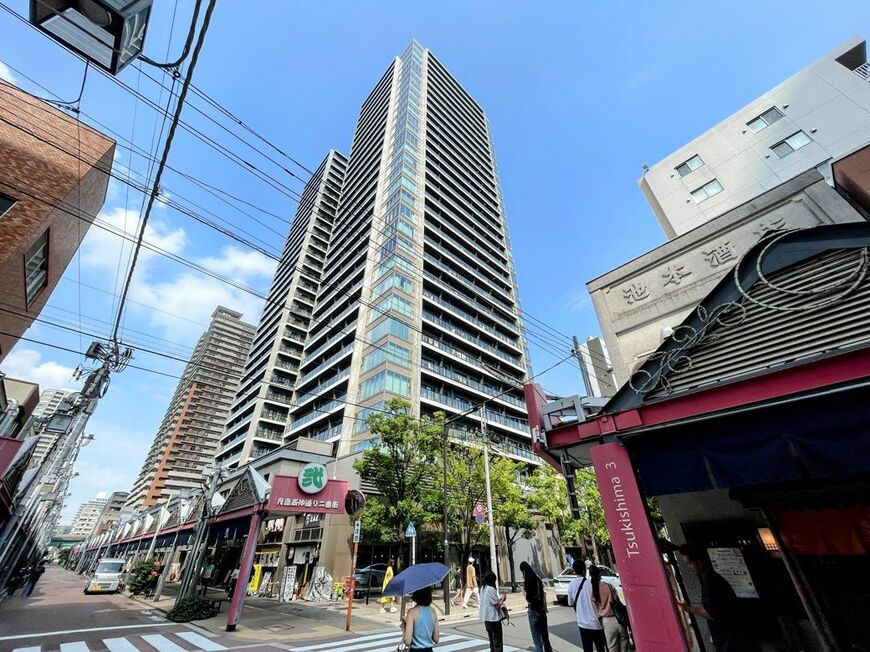 月島のタワマン「ミッドタワーグランド」と商店街（筆者撮影）