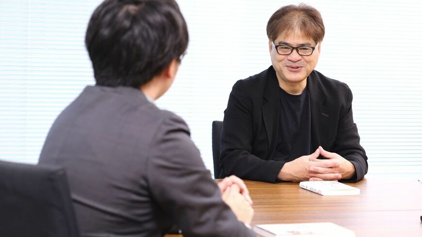 話し合う男性