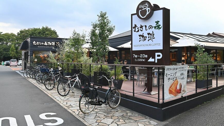 2021年に入って増加傾向にある、すかいらーくグループの「むさしの森珈琲」。高原リゾートを思わせる、木々に囲まれた癒やしの空間が特徴だ（撮影：風間仁一郎）この記事の画像を見る(◯枚)