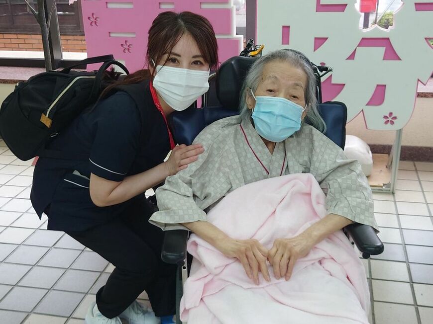 岩手に向かうツアーナースの細山理恵さんと多江さん（写真はケアミックス提供）