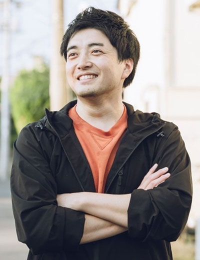 土橋優平（どばし・ゆうへい）NPO法人キーデザイン代表理事1993年生まれ、2016年にNPO法人キーデザインを設立。栃木県内で2つのフリースクールをオープン、全国約4500名の保護者が登録する無料LINE相談窓口「お母さんのほけんしつ」を運営するなど、子どもとその家族の支援に力を入れる。2021年下野新聞社「とちぎ次世代の力大賞」奨励賞、栃木県経済同友会「社会貢献活動賞」を受賞（写真：本人提供）