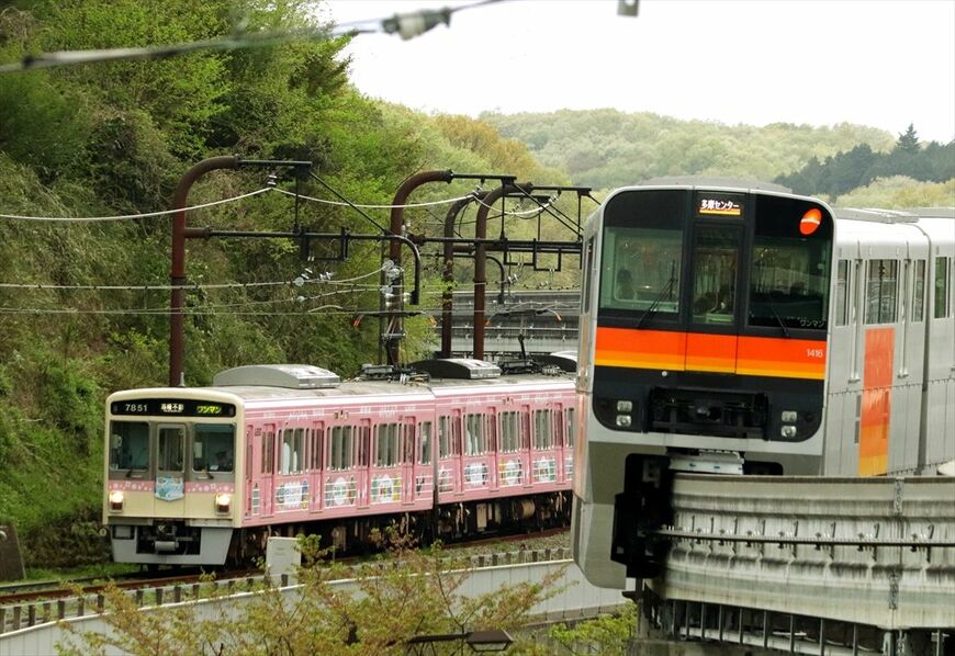 動物園線の7000系と多摩モノレール（撮影：南正時）