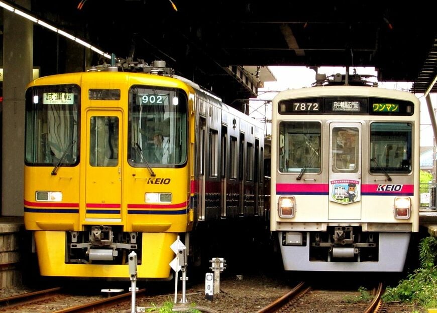 競馬場線の7000系と事業用車「DAX」（撮影：南正時）