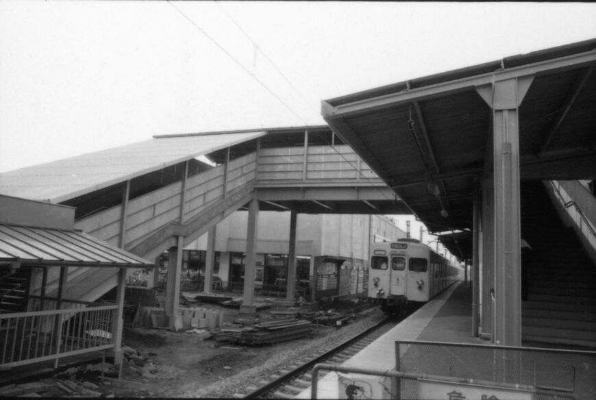 1977年、跨線橋完成当時の新河岸駅（写真：東武博物館）