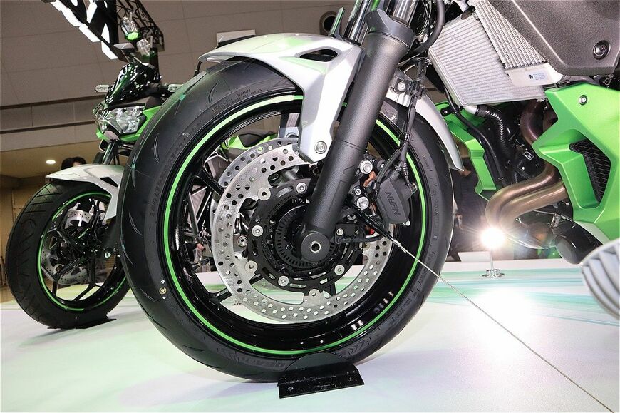 カワサキモータース「Z7ハイブリッド」（筆者撮影）