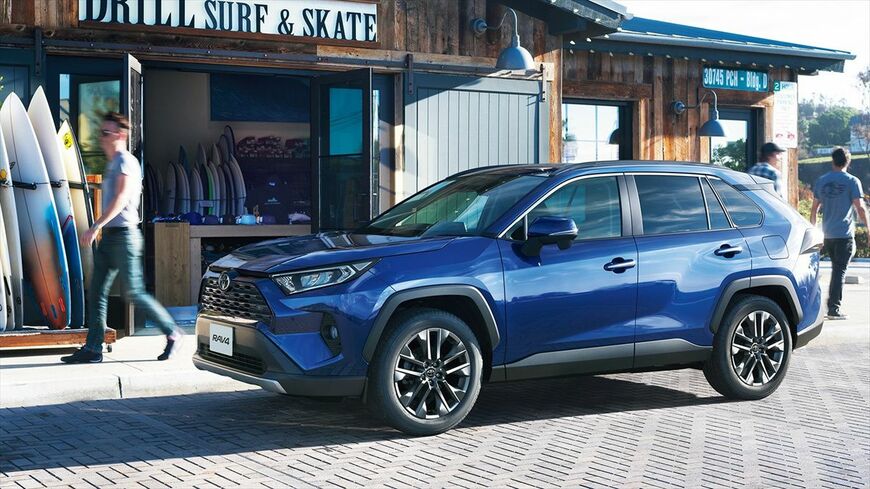 ガソリン、ハイブリッドに加え、プラグインハイブリッドもラインナップする現行「RAV4」（写真：トヨタ自動車）