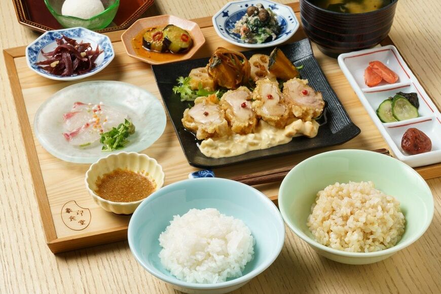 大阪・難波「象印食堂」の「象印御膳（鯛茶漬け付）」1980円（筆者撮影）