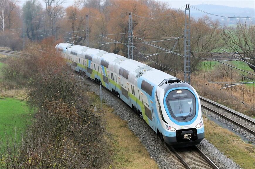 試験線を走行するオーストリアのウェストバーン向け2階建て電車（撮影：橋爪智之）
