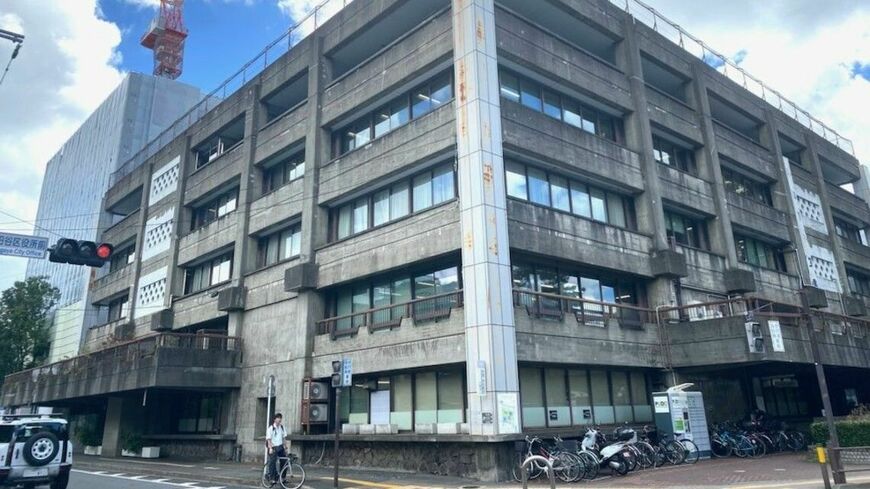 世田谷区役所の第一庁舎は1960年（昭和35年）竣工。近年は老朽化が目立っていた（記者撮影）