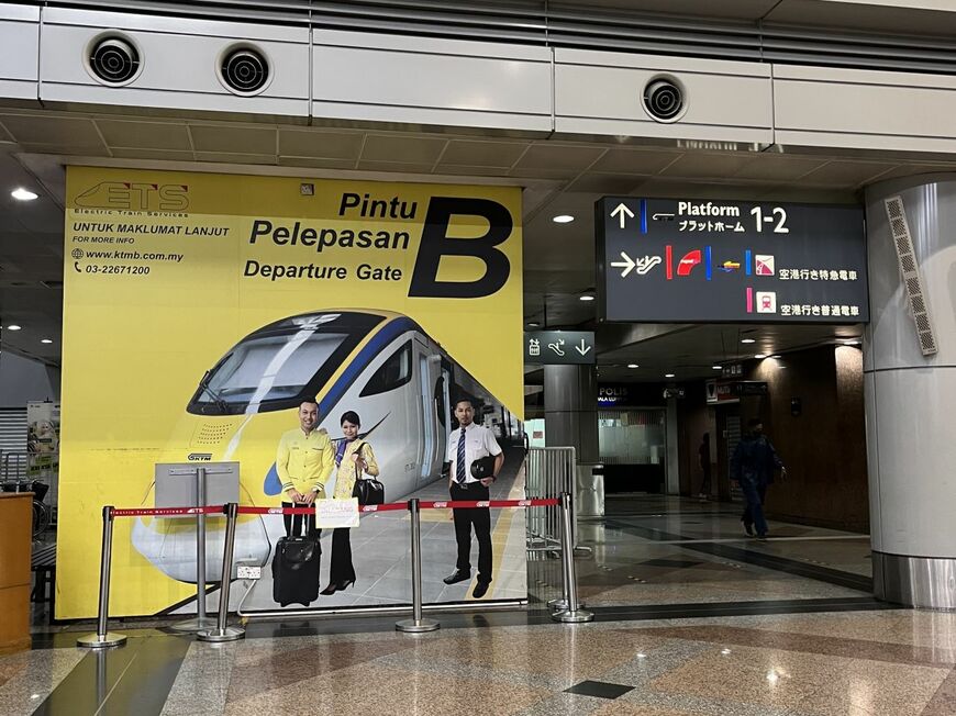空港特急とマレー鉄道の乗換駅であるKLセントラル駅にはあちこちに日本語表記も。初めてでも表示に従えば迷子になることはないだろう（写真：著者提供）