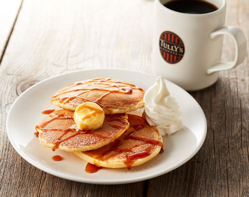 タリーズの「クラシックパンケーキ メープルバター」と「本日のコーヒー」（画像提供：タリーズコーヒージャパン）