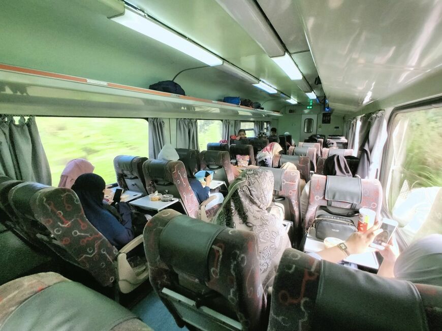 夜行列車の普通車はイスラムの格好をした乗客で賑わっていた（筆者撮影）