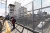 御嶽山駅のホームの真下を新幹線が駆け抜ける
