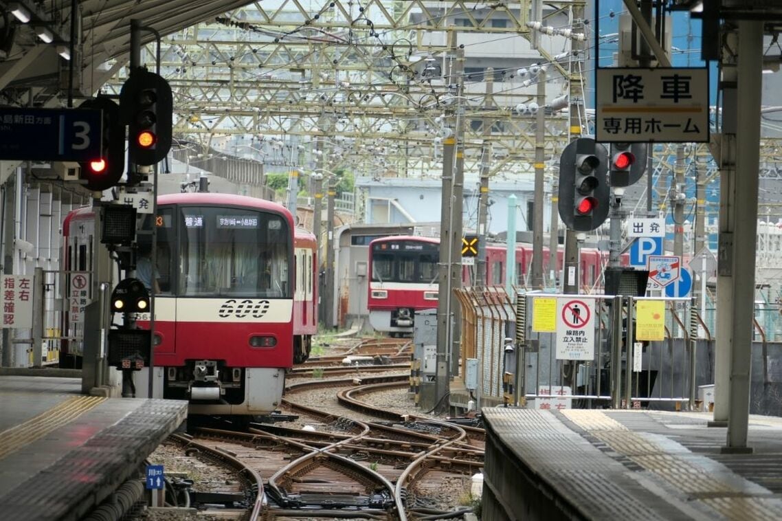 小島新田に向けて出発した電車