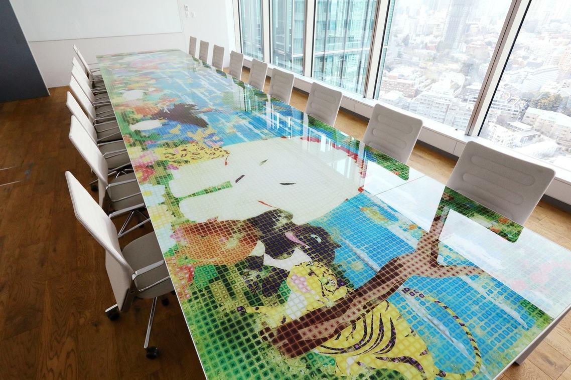 遊び心に溢れた会議室のアートテーブル