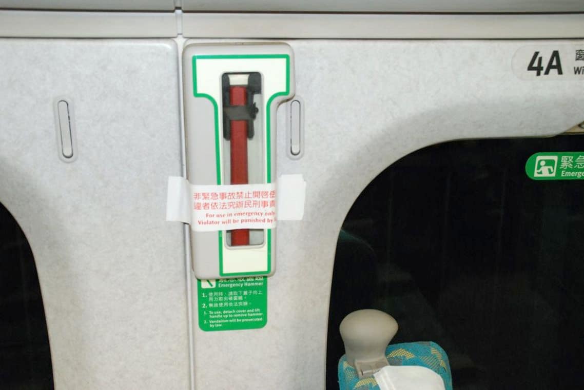 新幹線の車内にはハンマーが設置