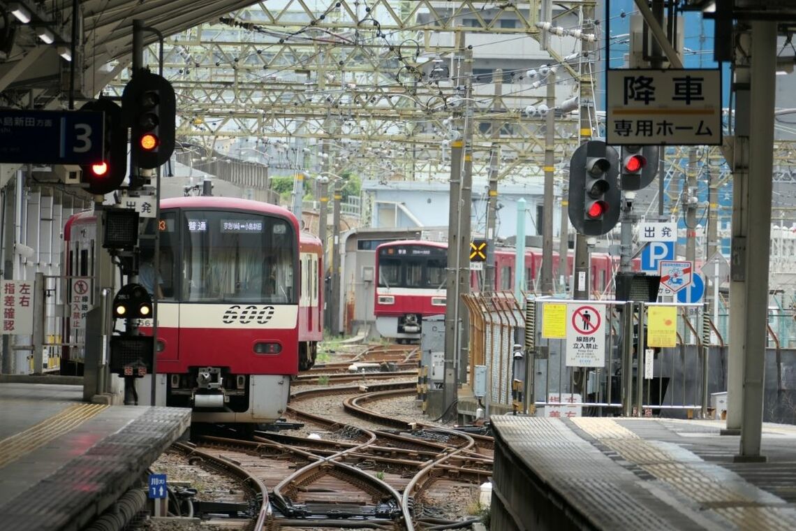 小島新田に向けて出発した電車（記者撮影）
