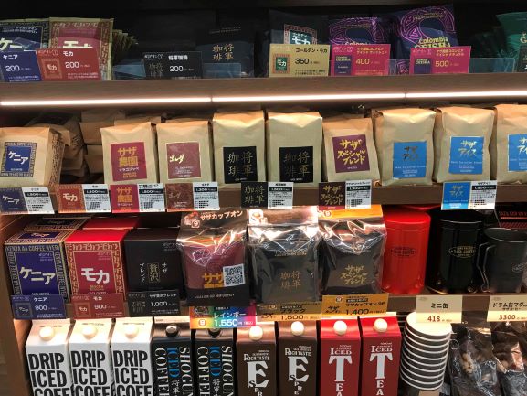 店で販売されるコーヒー豆。中央下の「カップオン」の賞味期限が3年になった（筆者撮影）