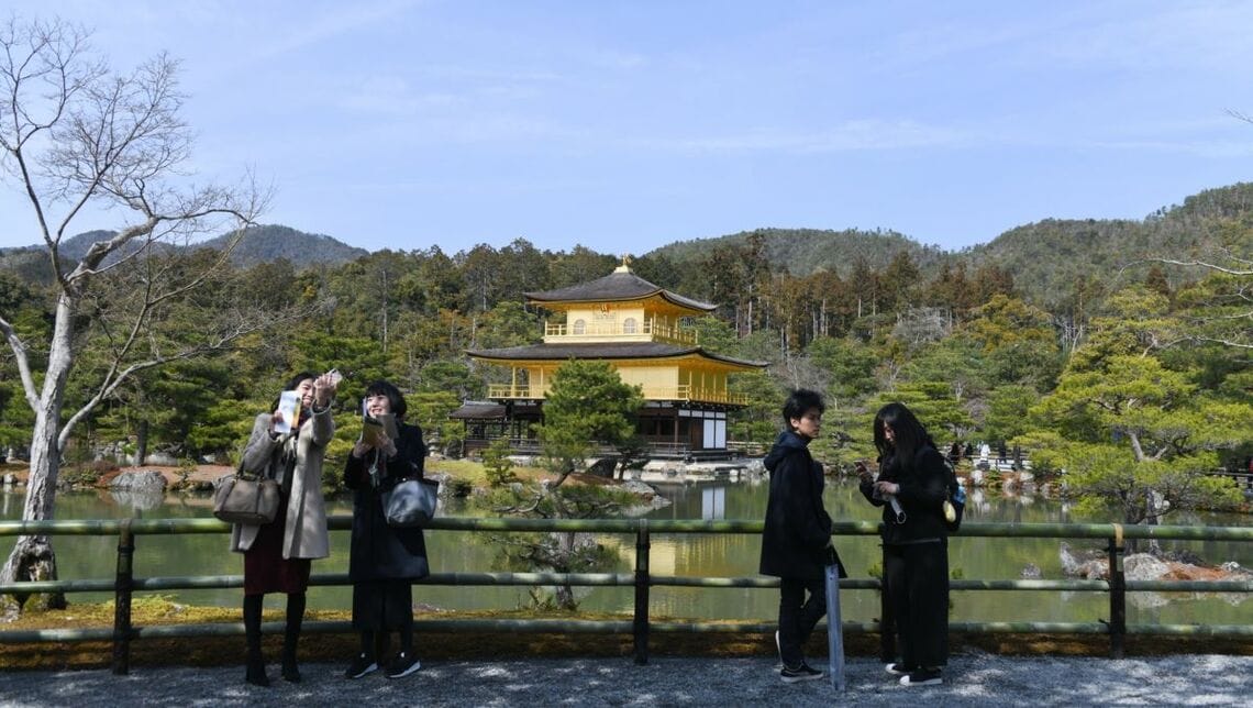 日本株はどこまで上昇するのだろうか。もし今から買うとしたらどうすればいいのか。筆者は3つの方法を勧める(写真:ブルームバーグ)