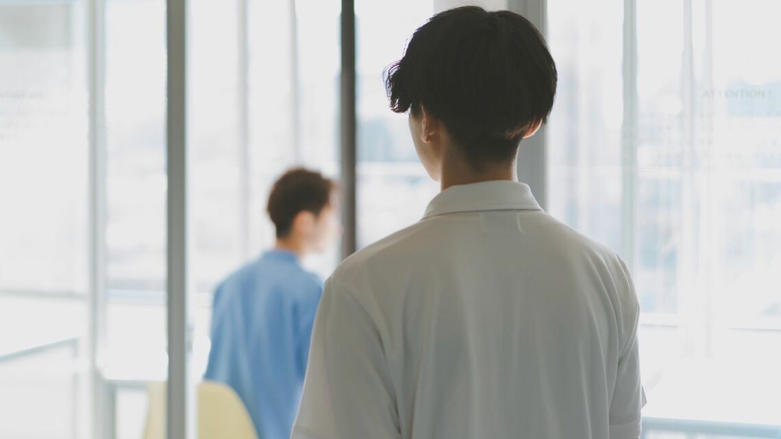 大学・就職後と「仕事」への迷いを抱えながら、理学療法士として3年働いた窪塚明良さん（仮名・25歳）。消化不良だった趣味に打ち込み、もう一度自分の道を探します（写真：mits／PIXTA）