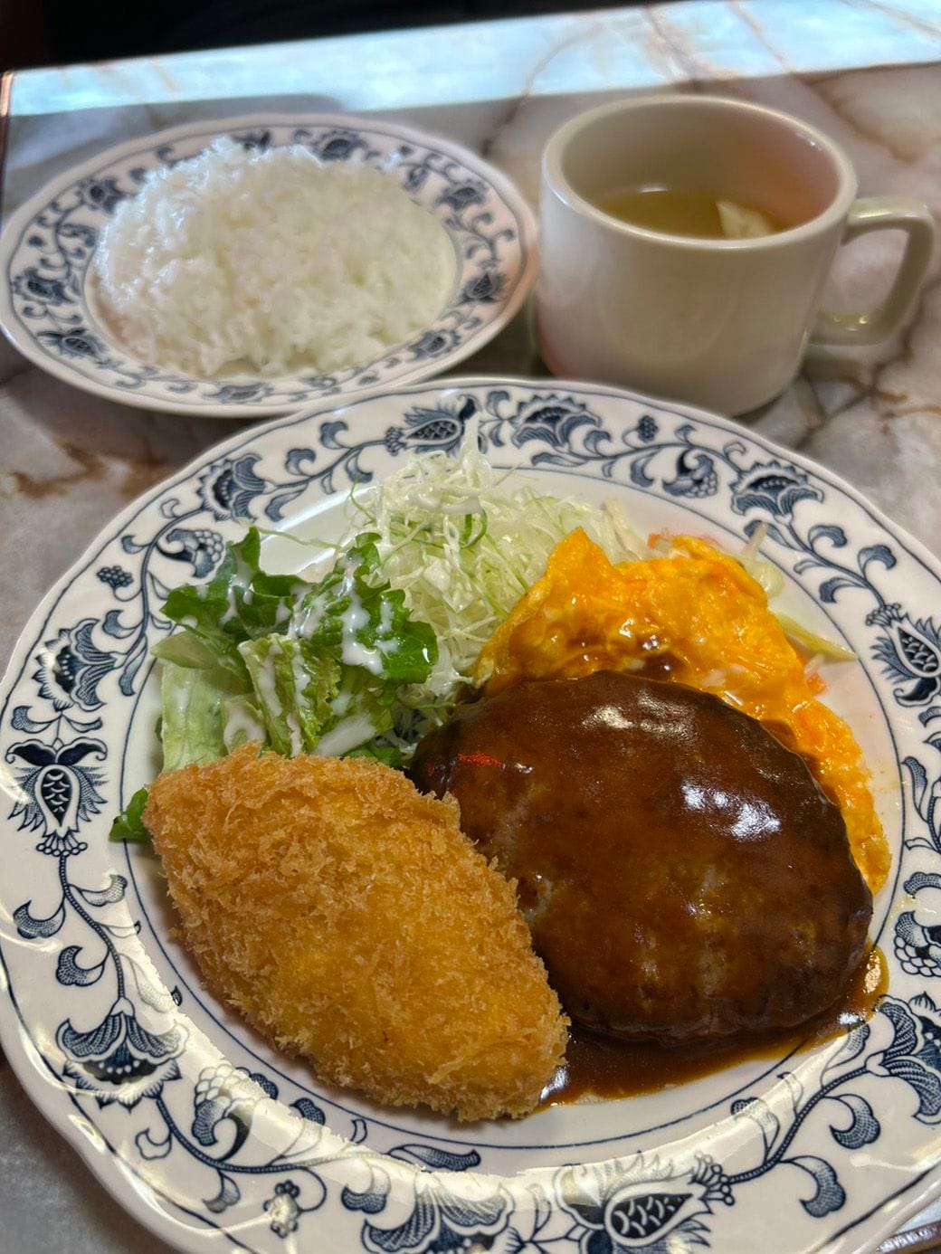 ハンバーグとクリームコロッケ定食（