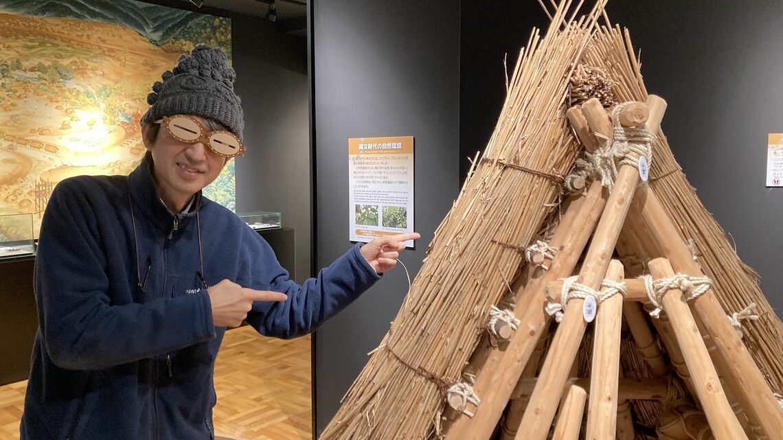縄文の学び舎・小牧野館の館長、竹中富之さんがオリジナル商品として開発した「遮光器土偶ニット帽」はどのように誕生したのでしょうか（筆者撮影）