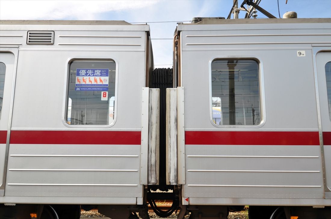 中間車両の連結部分（記者撮影）