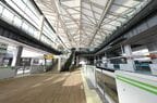 天井から光が差し込むホーム