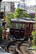 伊丹線塚口の急カーブを走る6000系