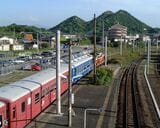 筑豊本線でもDD51形は活躍した。飯塚駅を発車する12系と50系客車を連ねた普通列車（撮影：南正時）