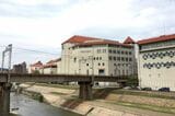 宝塚歌劇団の本拠地、宝塚大劇場と阪急今津線の鉄橋（編集部撮影）