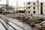 多磨駅の橋上化工事。現在は駅舎の基礎工事が進んでいる（筆者撮影）