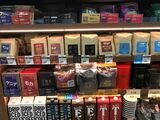 店で販売されるコーヒー豆。中央下の「カップオン」の賞味期限が3年になった（筆者撮影）
