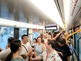 シドニーのトラム車内。沿線に観光地が多くいつも混雑していた（筆者撮影）