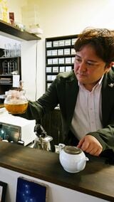 お茶を淹れる根本社長
