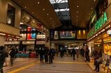 東武・JRの改札口が並ぶ川越駅の自由通路。繁華街がある東側が東武東上線（撮影：鼠入昌史）