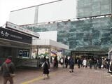 移転前のハチ公改札（右奥）は田園都市線・半蔵門線の出入り口（左）との距離が近かった＝2025年1月（編集部撮影）