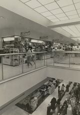 大宮西口共同ビル・DOM（地権者の店）（写真：1984年09月、東洋経済写真部撮影）