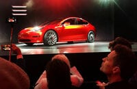 テスラ､約500万円のセダン｢モデル3｣を投入 ウェブサイトを通じて販売