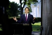 トランプ政権の新広報部長､身内を汚く非難 プリーバス氏を｢偏執狂で支離滅裂｣呼ばわり