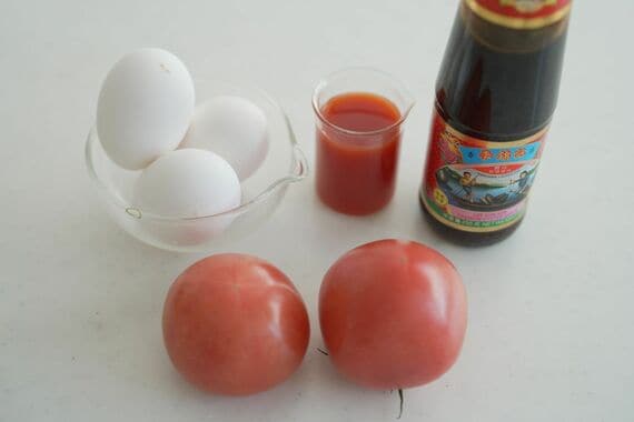 トマトと卵の炒めものの材料