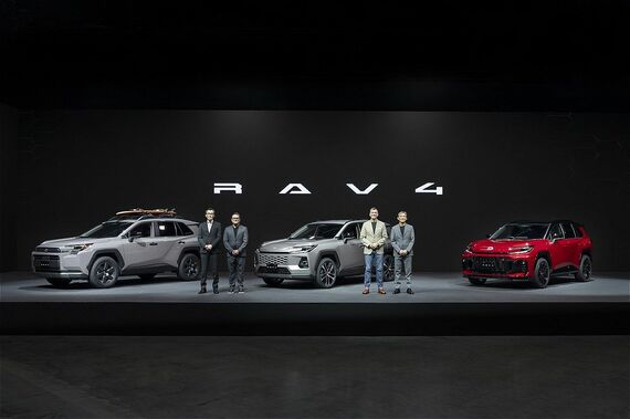 新型RAV4ワールドプレミアの様子。登壇者は、左からMid-size Vehicle Company ZV チーフエンジニア 太長根 嘉紀氏、ウーブン・バイ・トヨタ取締役 Chief Technology Officer John Absmeier(ジョン・アブスマイヤー)氏、取締役・執行役員 Chief Branding Officer デザイン領域統括部長 Simon Humphries(サイモン・ハンフリーズ)氏、ウーブン・バイ・トヨタ代表取締役 Chief Executive Officer 隈部 肇氏