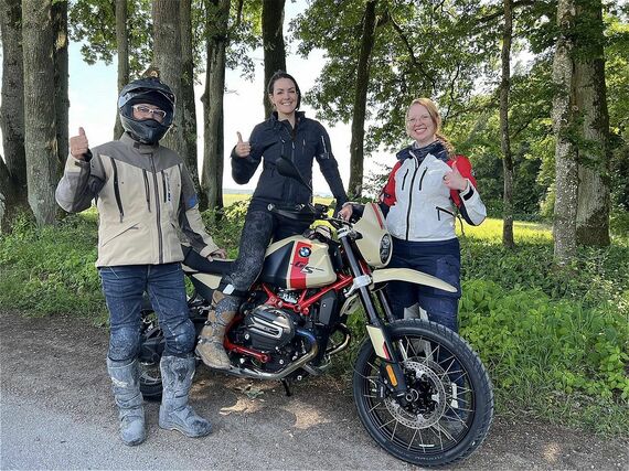 BMW本社でR12 G/Sのプロダクトマネージャーを務めたアンナさん（右）と広報担当のジュリアンさん（中央）。女性が最前線で活躍する会社は元気がいい。しかも2人ともライディングはエキスパートレベル！（