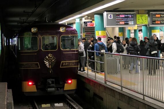 近鉄 特急「あをによし」奈良駅停車中