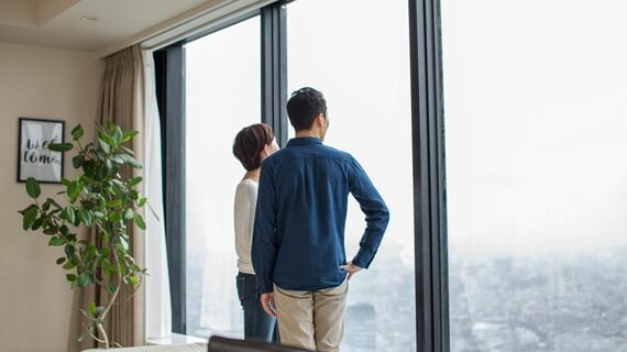 タワマンに住む夫婦のイメージ
