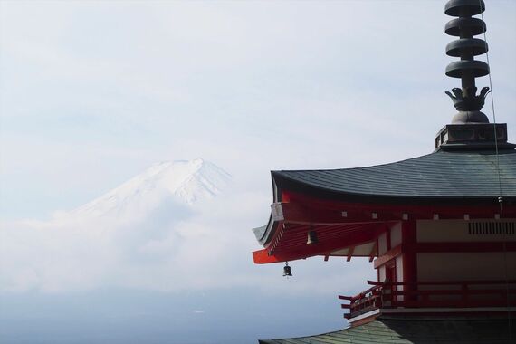 新倉山浅間公園からは富士山と五重塔が美しく並ぶ景色が見られる（筆者撮影）