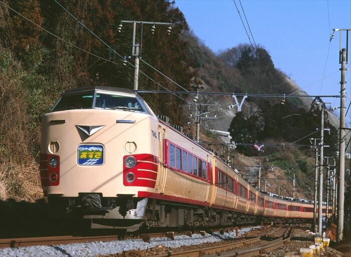 中央本線を走る183系の「あずさ」